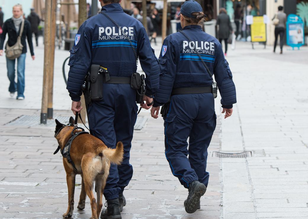 policiers municipaux avec un chien