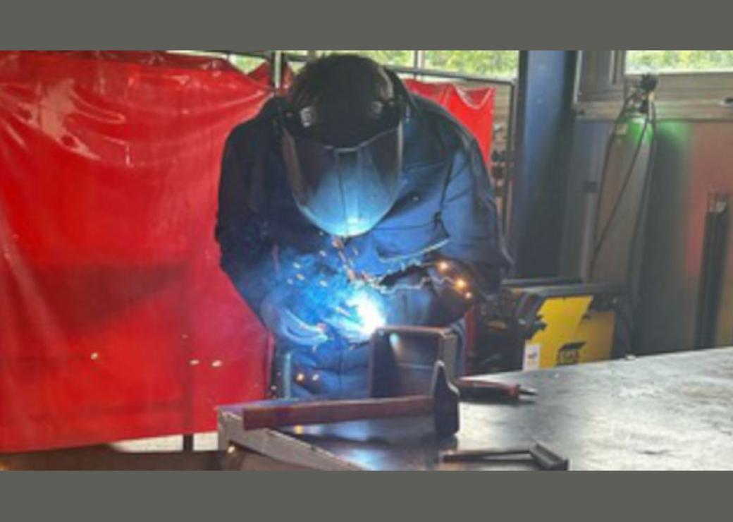 Une personne en train de souder