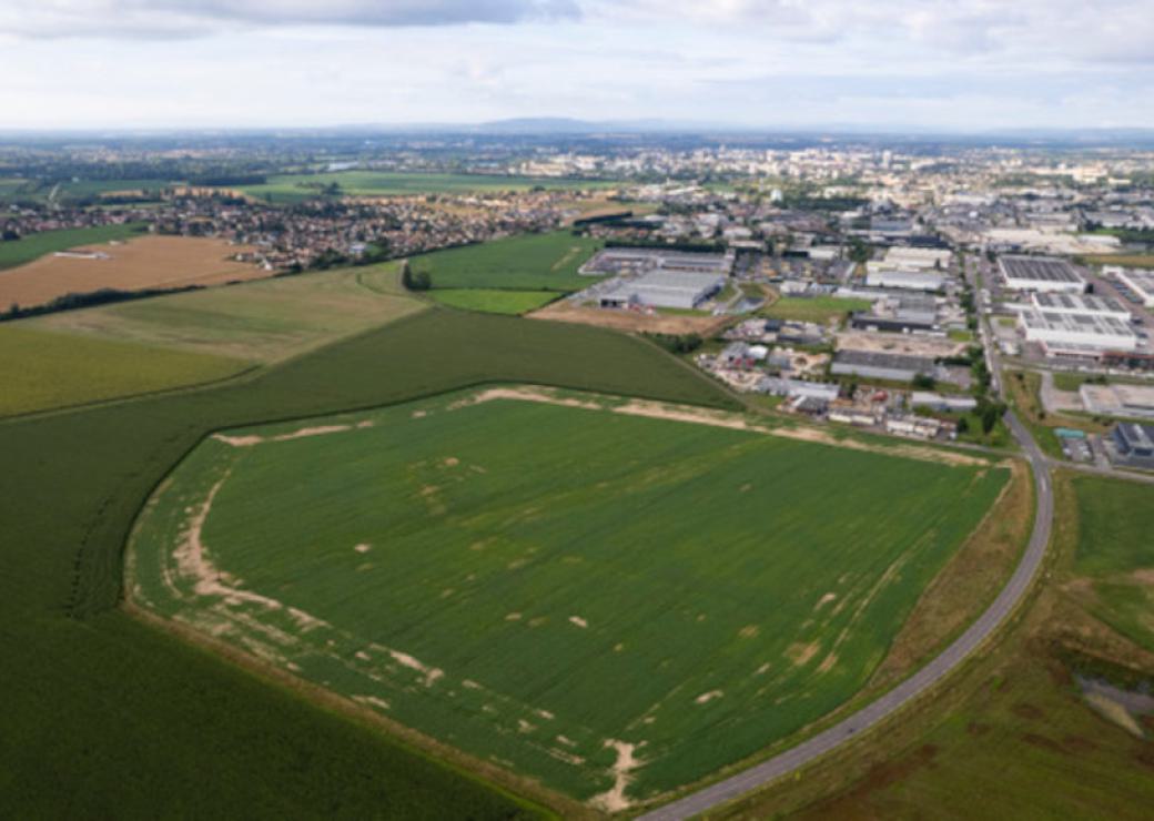 Des champs et une zone industrielle vus du ciel