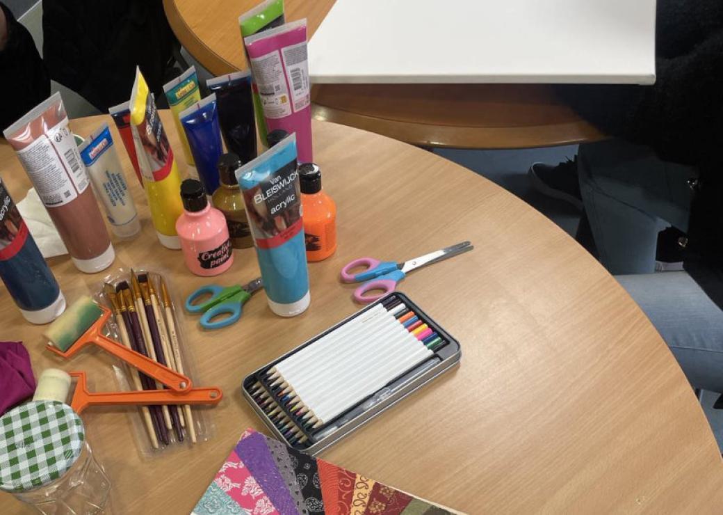 Matériel de peinture, loisirs créatifs, sur une table