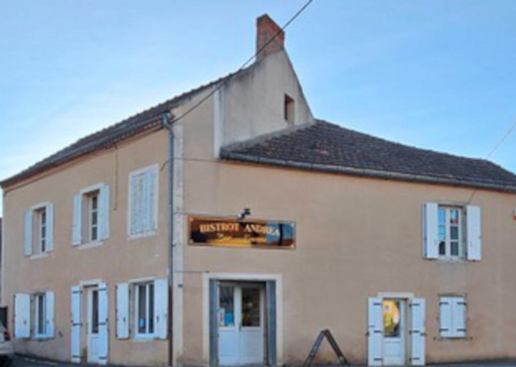 Une bâtisse d'angle. Sur la façade, on peut lire Bistrot Andréa