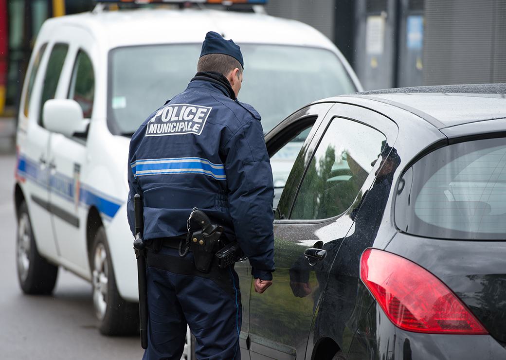 Controle de voiture par un policier municipal 