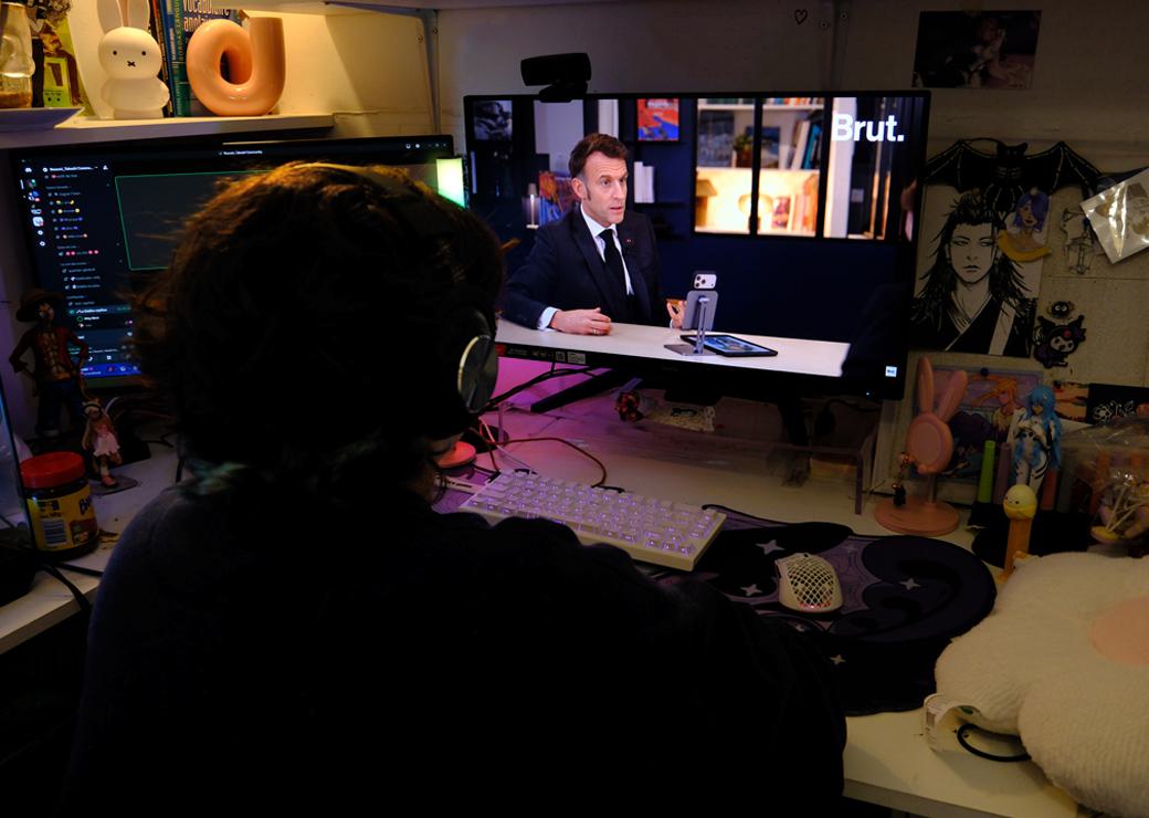 Une adolescente regarde l' interview d'Emmanuel Macron par le média Brut