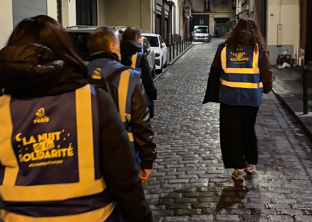 des bénevoles à Paris pour la nuit de la solidarité