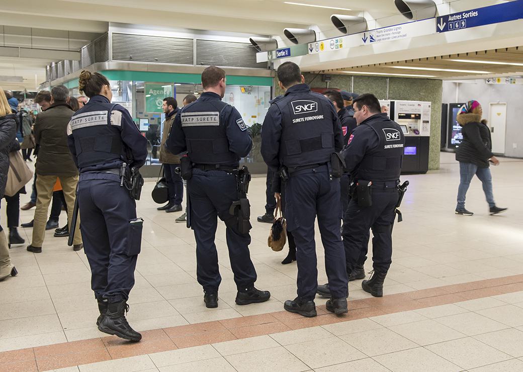 Desagents de la ratp et la sncf sureté dans une station de métro 