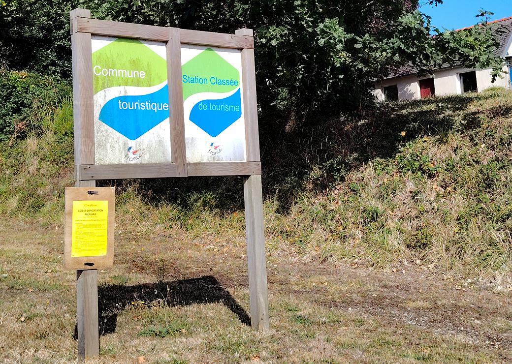 panneau indiquant une station de tourisme 