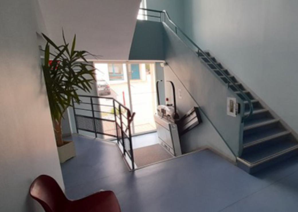 Vue intérieure de la cage d'escalier d'un endroit public