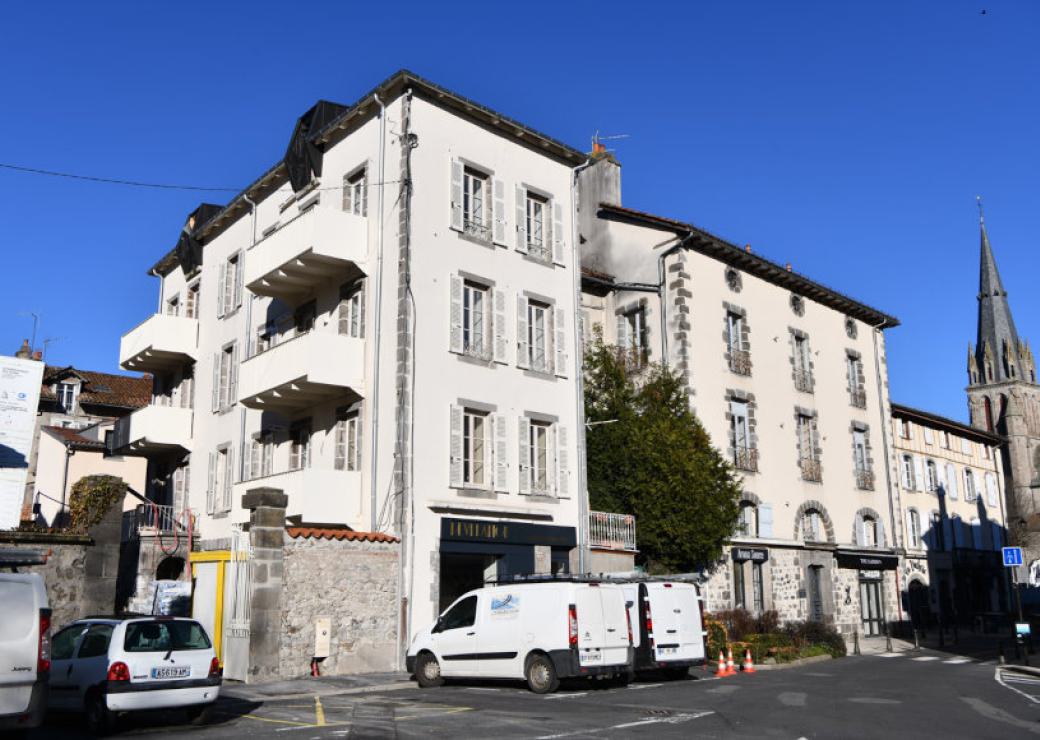 Un ensemble d'immeubles de centre-ville aux façades neuves