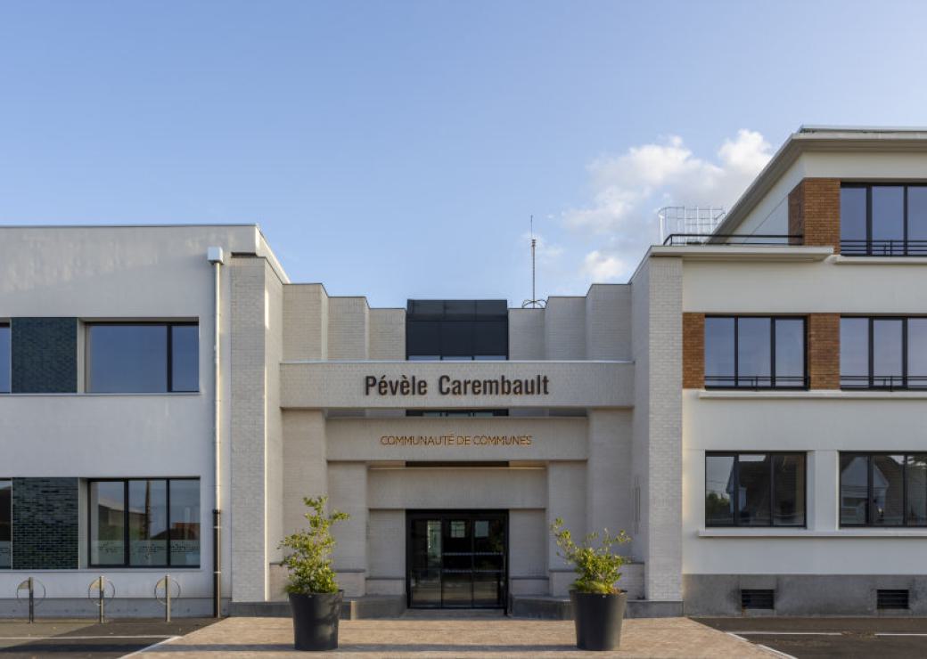 Façade d'un bâtiment récent, sur laquelle on peut lire Pévèle Carembault