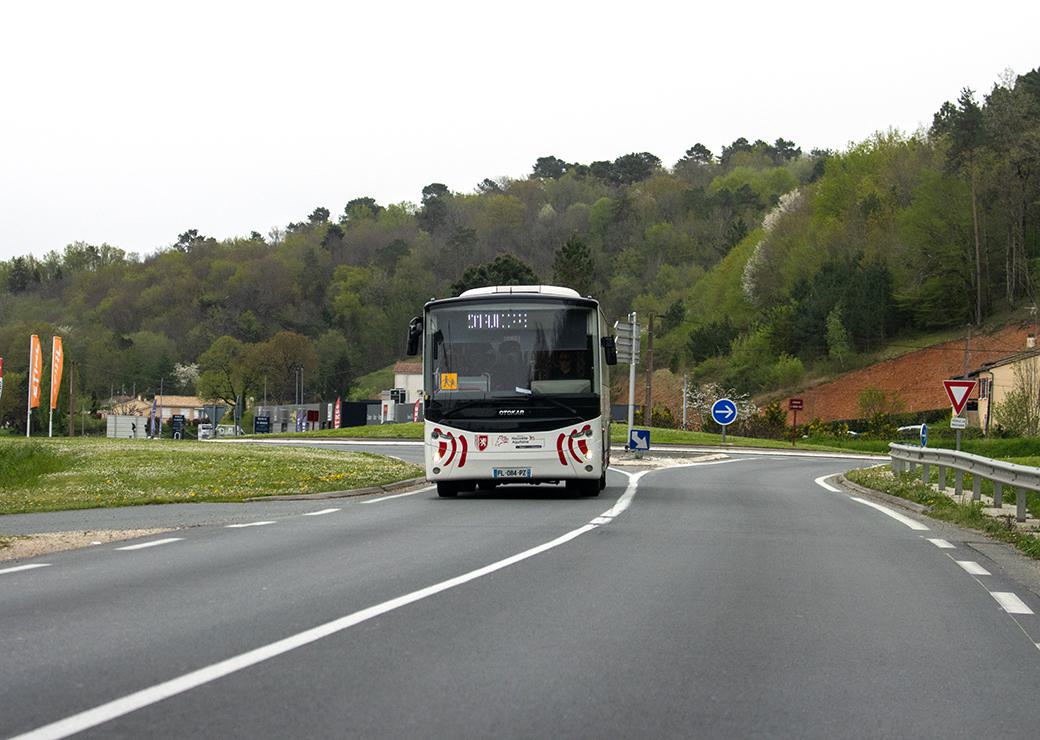 un bus en milieu rural 