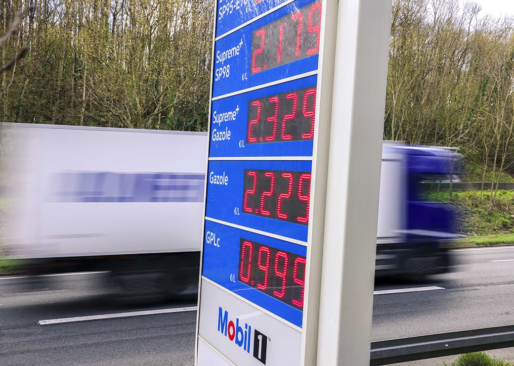 un camion passe devant une station service 