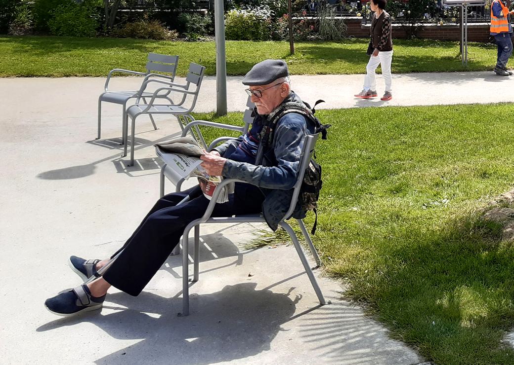 une personne agée dans un parc