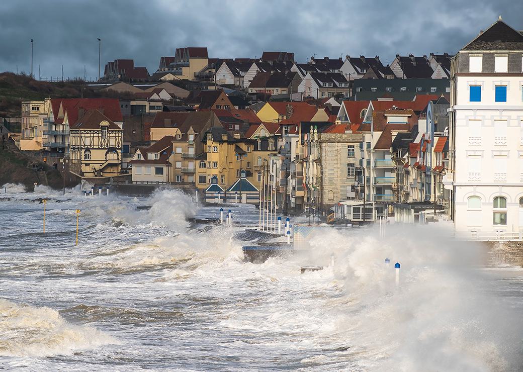des vagues qui submergent le quai 