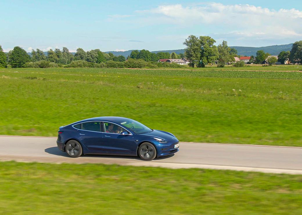 voiture électrique à la campagne