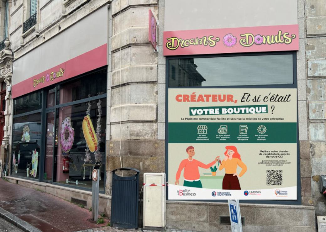 Une vitrine de magasin sur laquelle est posée une affiche: "créateur, et si c'était votre boutique?"