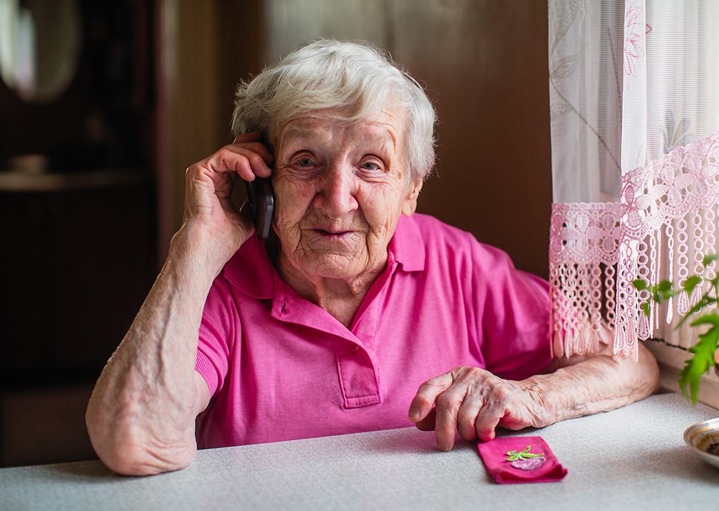 une personne agée avec un telephone 3g