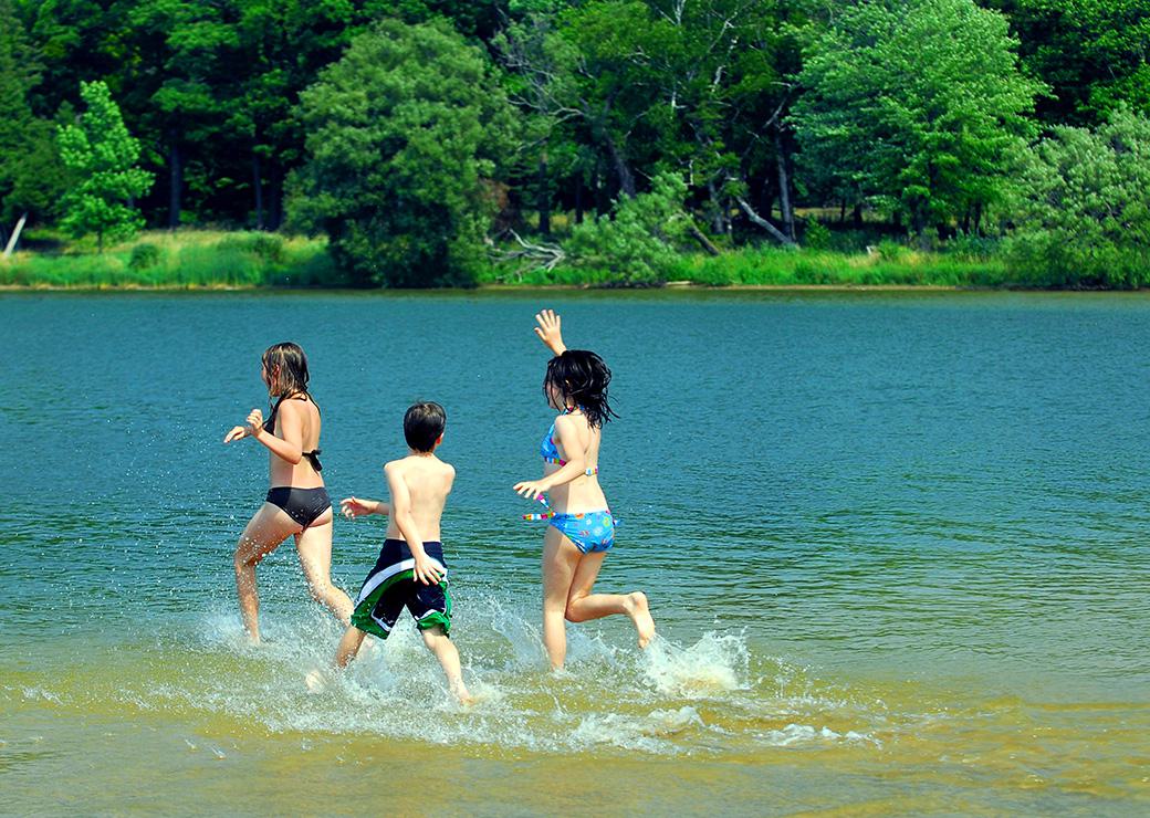 des enfants qui courrent dans un lac