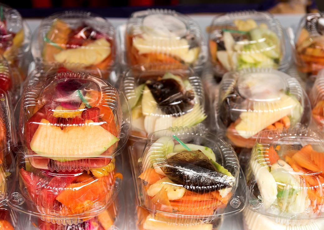 des fruits dans des contenants en plastique 