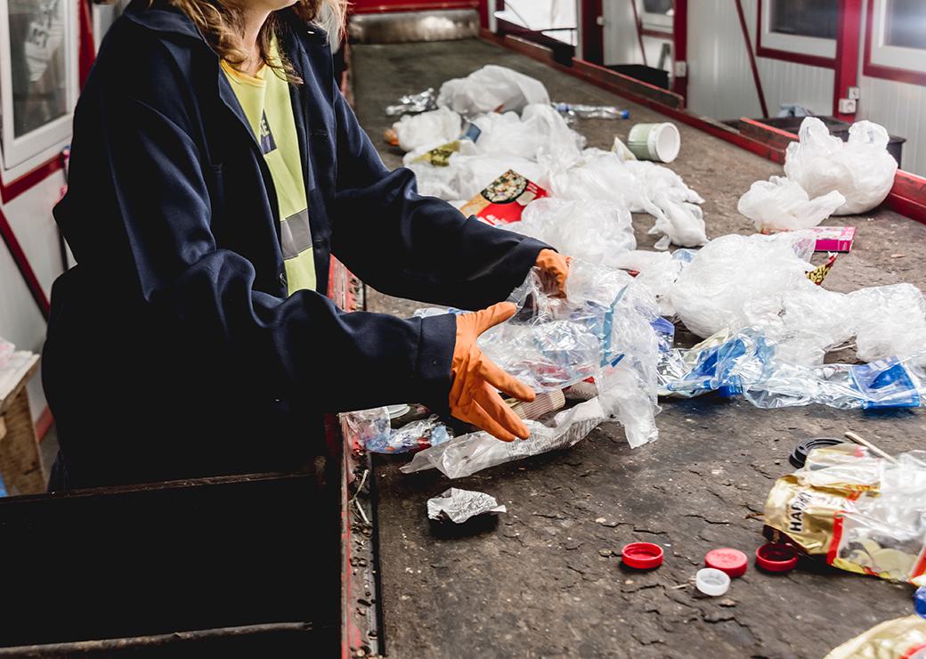 une employée trie des dechets 