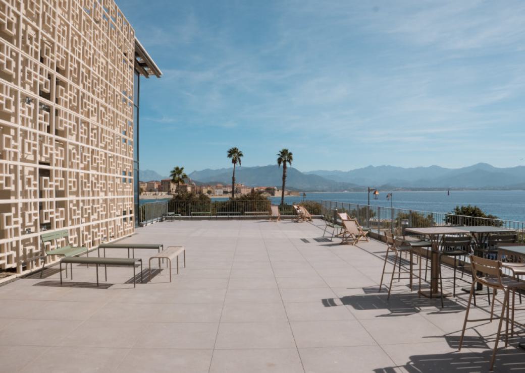 Une très belle et grande terrasse en surplomb de la mer
