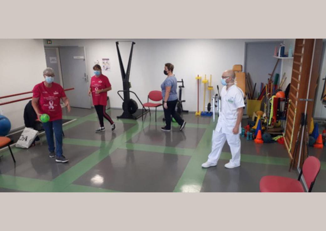 Des personnes machent en cercles dans un gymnase. Elles portent un masque chirurgical sur le visage