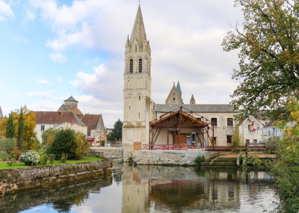 Un cours d'eau avec au deuxième plan une église