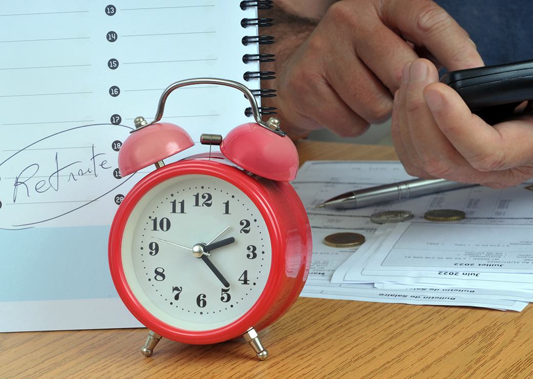 un reveil et un calendrier en arriere plan avec écrit "retraite" 