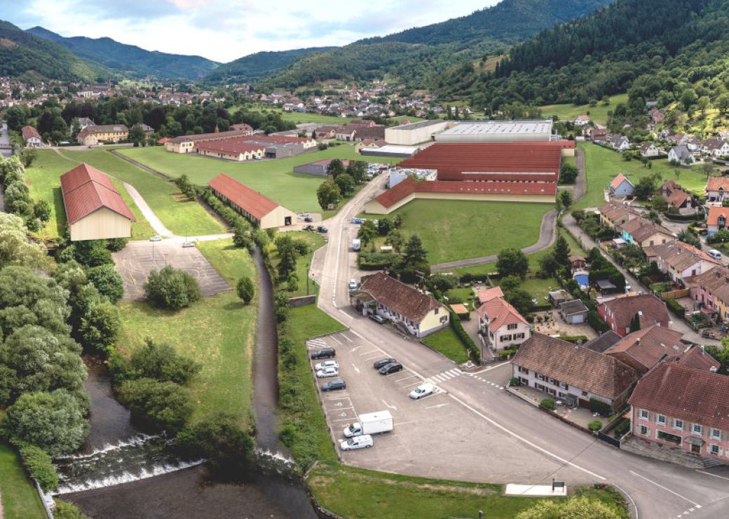 Vue du ciel d'une vallée avec quelques bâtiments