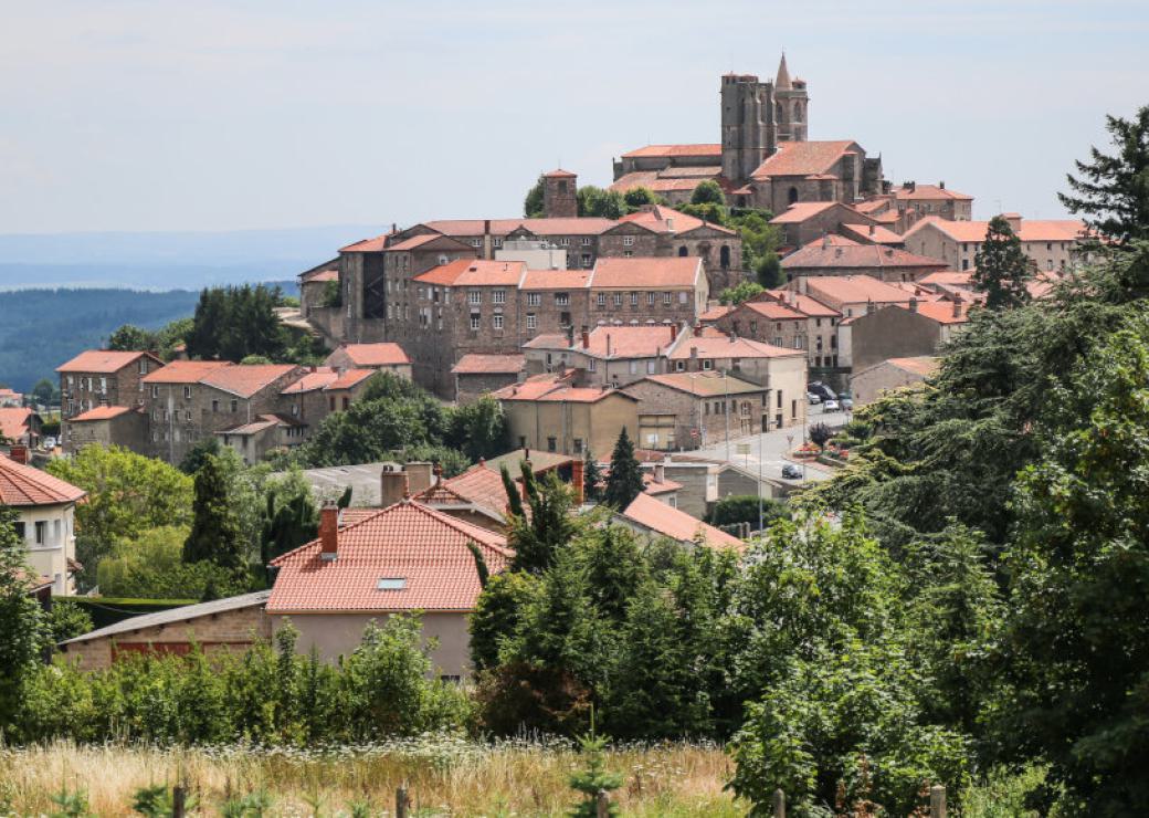 Un village surmonté d'un château, posé sur une coline