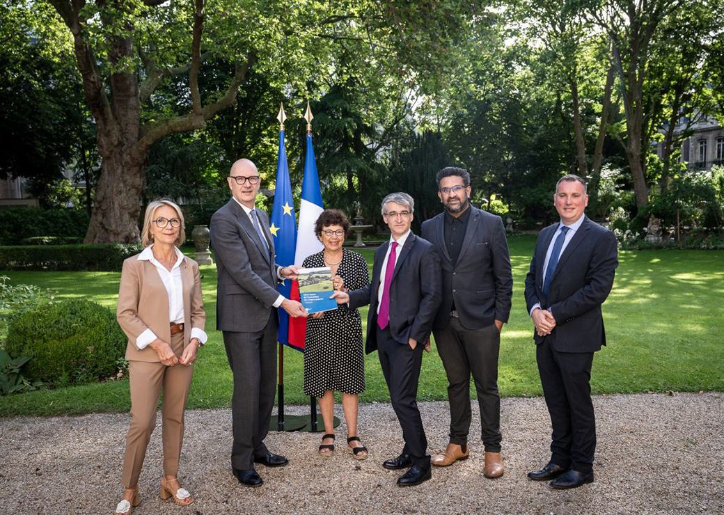 premier rapport de l'Observatoire de l'assurabilité remis par la  Caisse Centrale de Réassurance à Roland Lescure et Monique Barbut