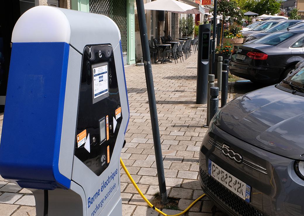 Borne de recharge sur la voie publique 