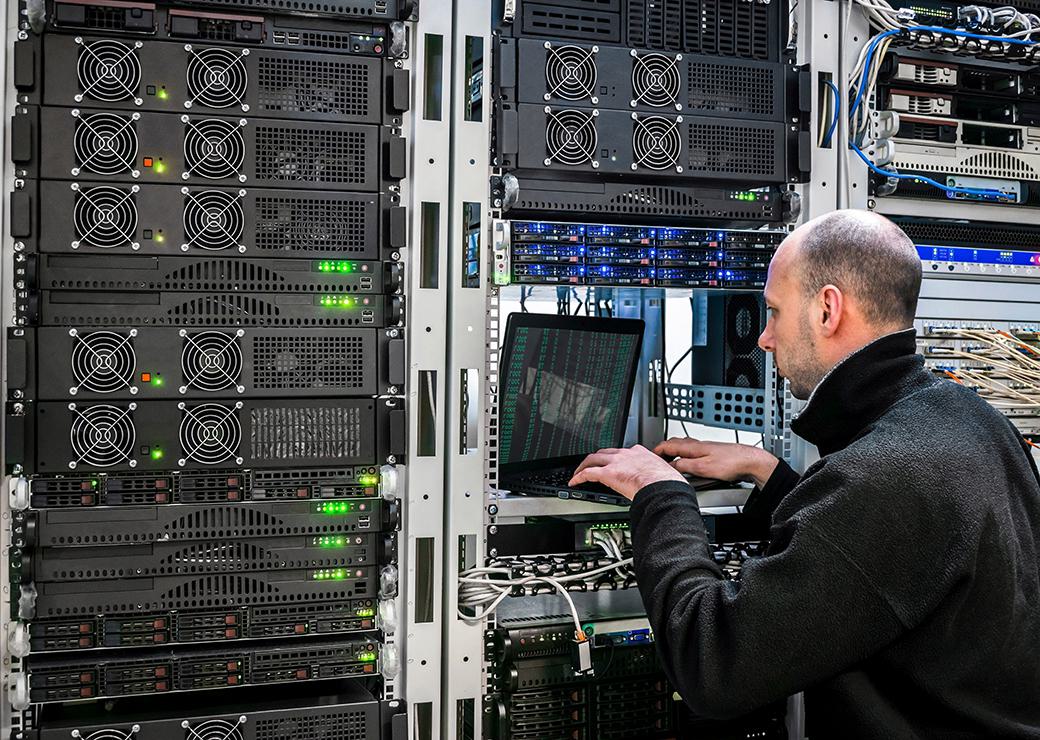 technicien dans un data center 