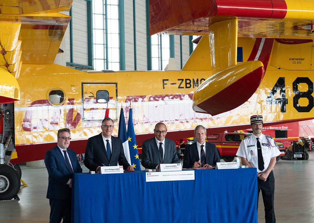 Laurent Nuñez entouré de Jean-Philippe Coté et de Mathieu Lacroix sur  la base aérienne de la sécurité civile Nîmes-Garons le 04 juin 