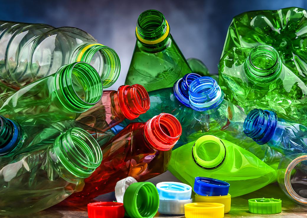 des bouteilles en plastique