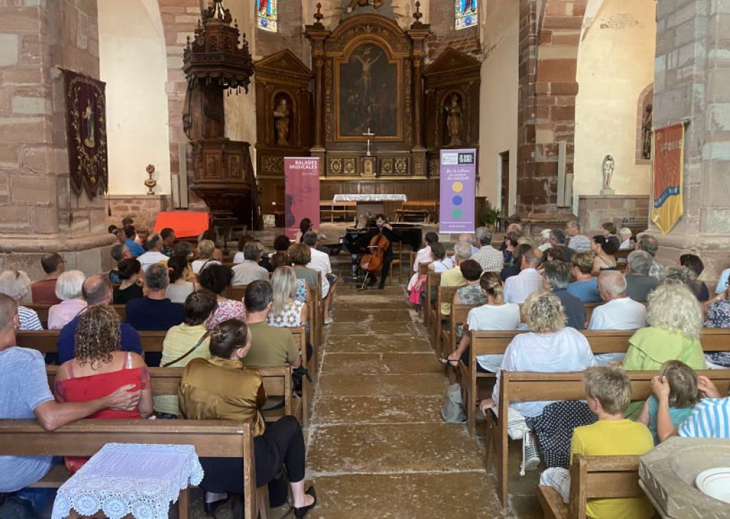 Dans une église, des musiciens face au public