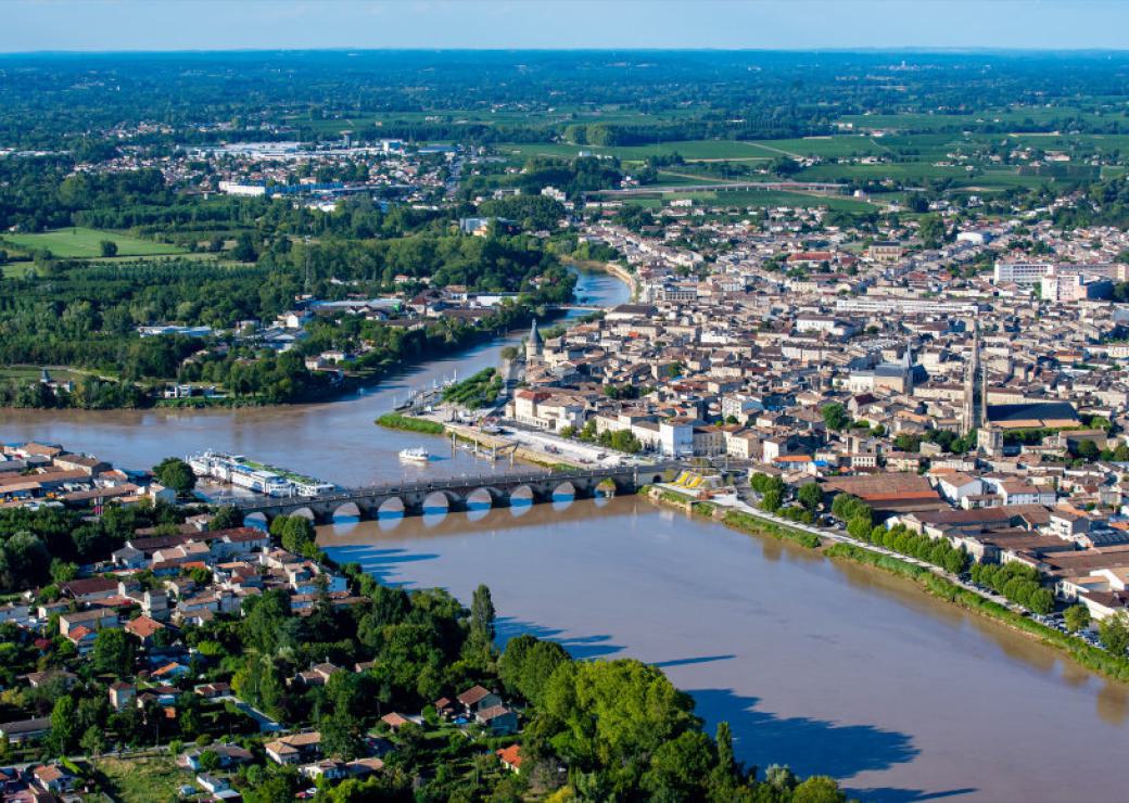 Vue aérienne d'une zone urbaine traversée par un fleuve