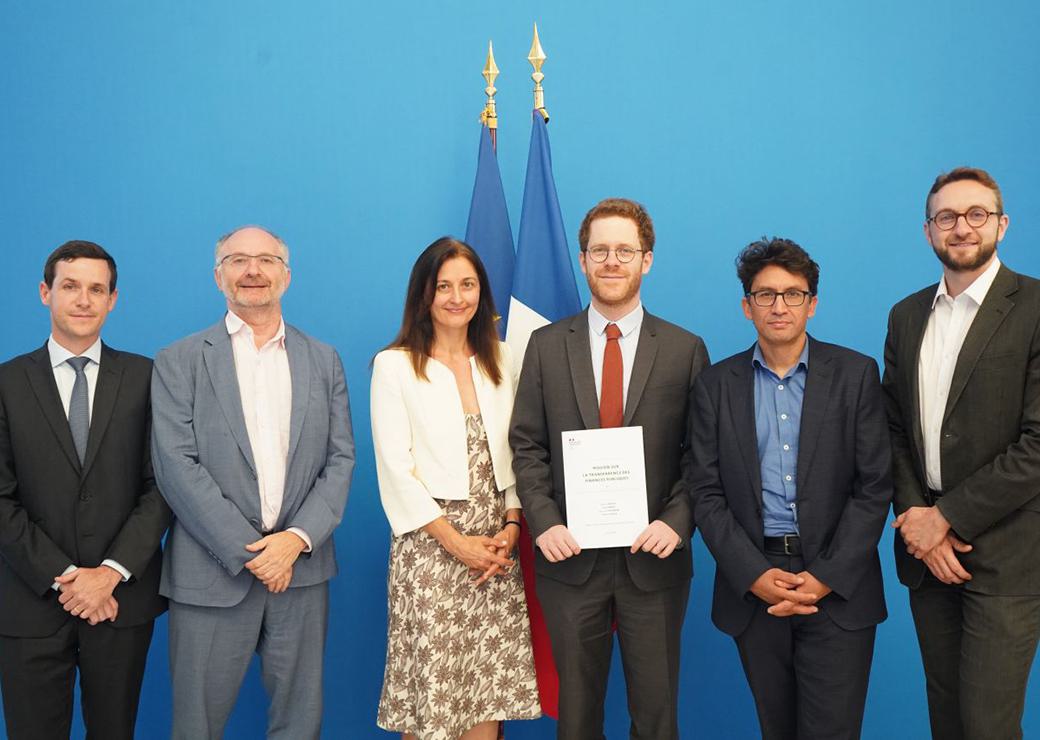 Remise du rapport de la mission sur la transparence des finances publiques à David Amiel 