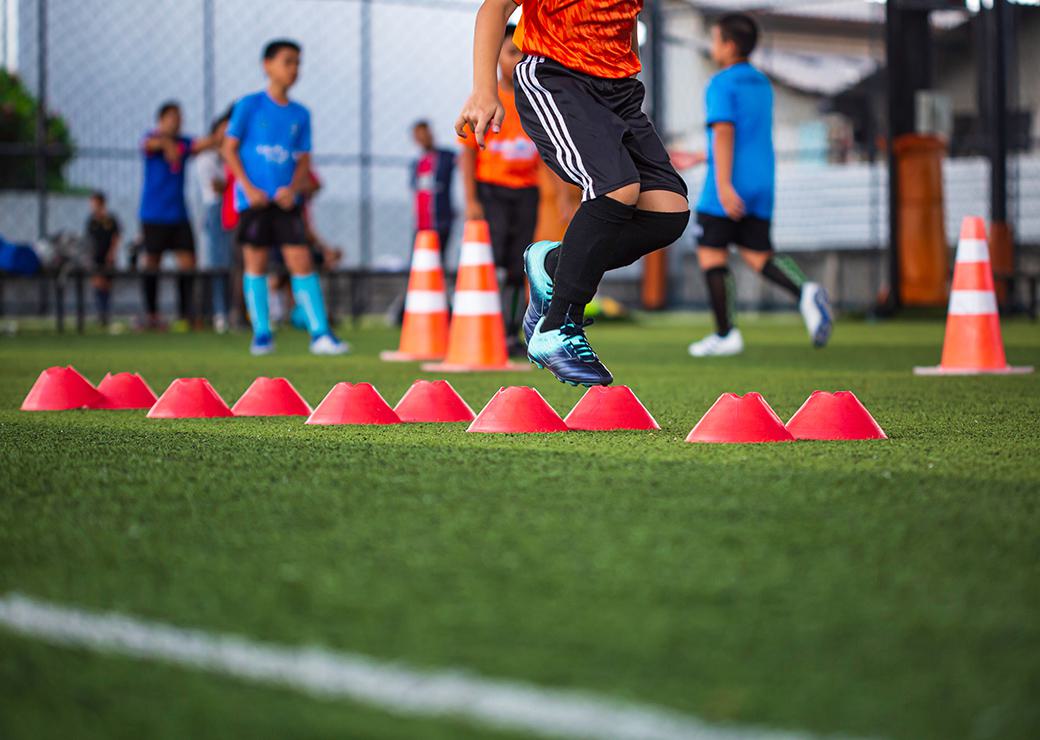 des enfants s'entrainnent au foot
