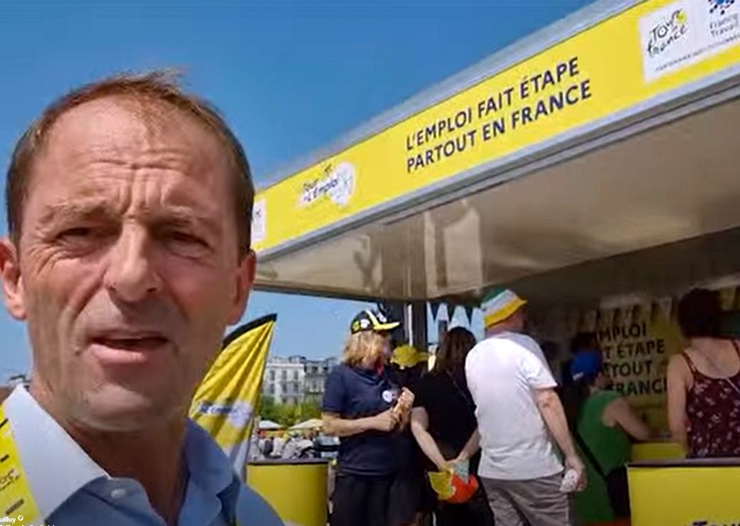 Thibaut Guilluy à Pau devant le camion de l'emploi 