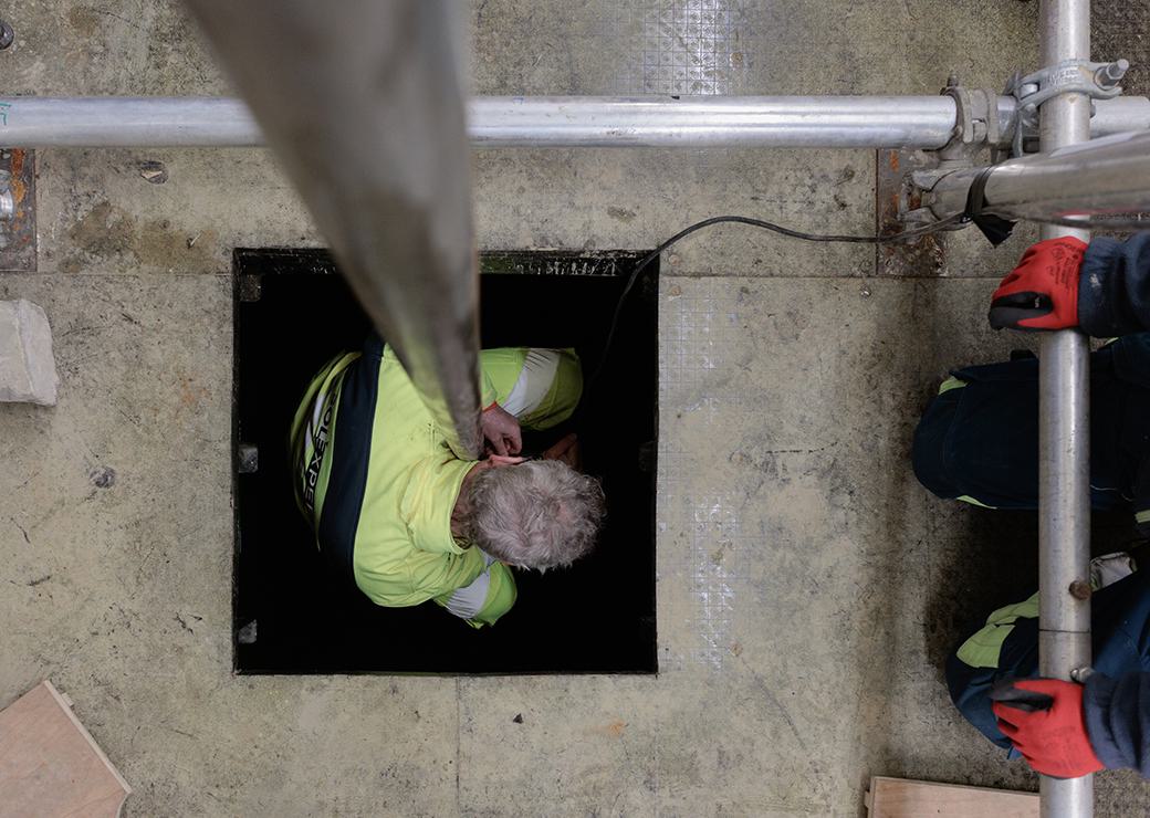  Un ouvrier détache une sonde destinée à détecter la présence d'hydrogène à environ 800 mètres de profondeur, à Folschviller en 2023 