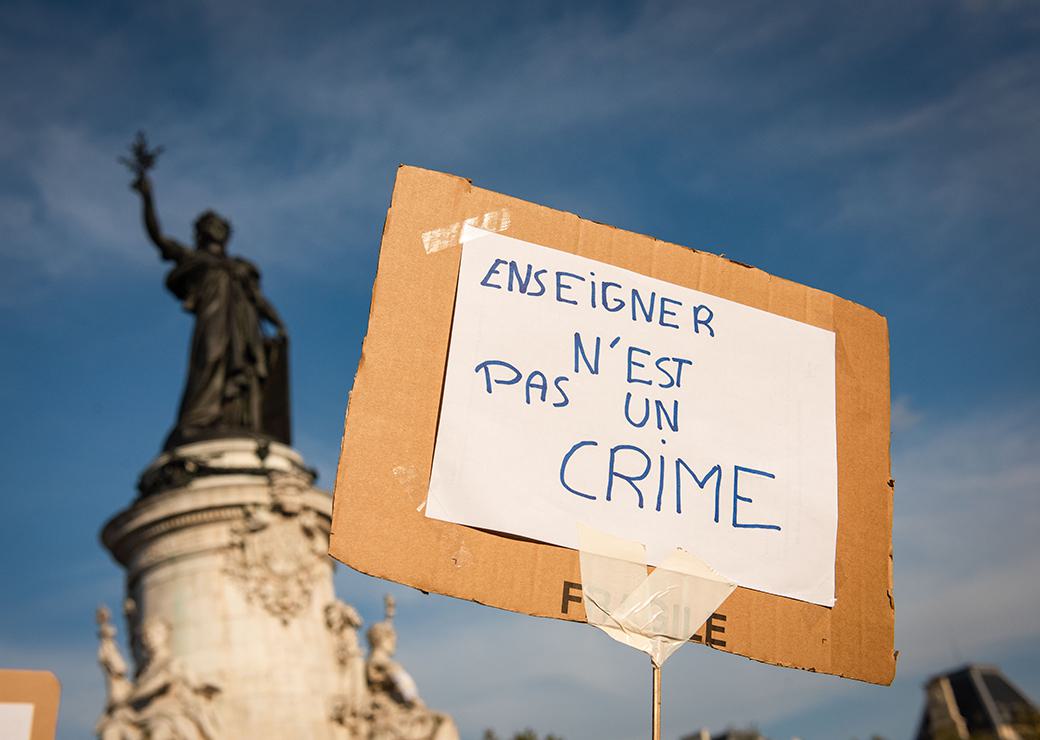 pancarte avec inscrit : enseigner n'est pas un crime 