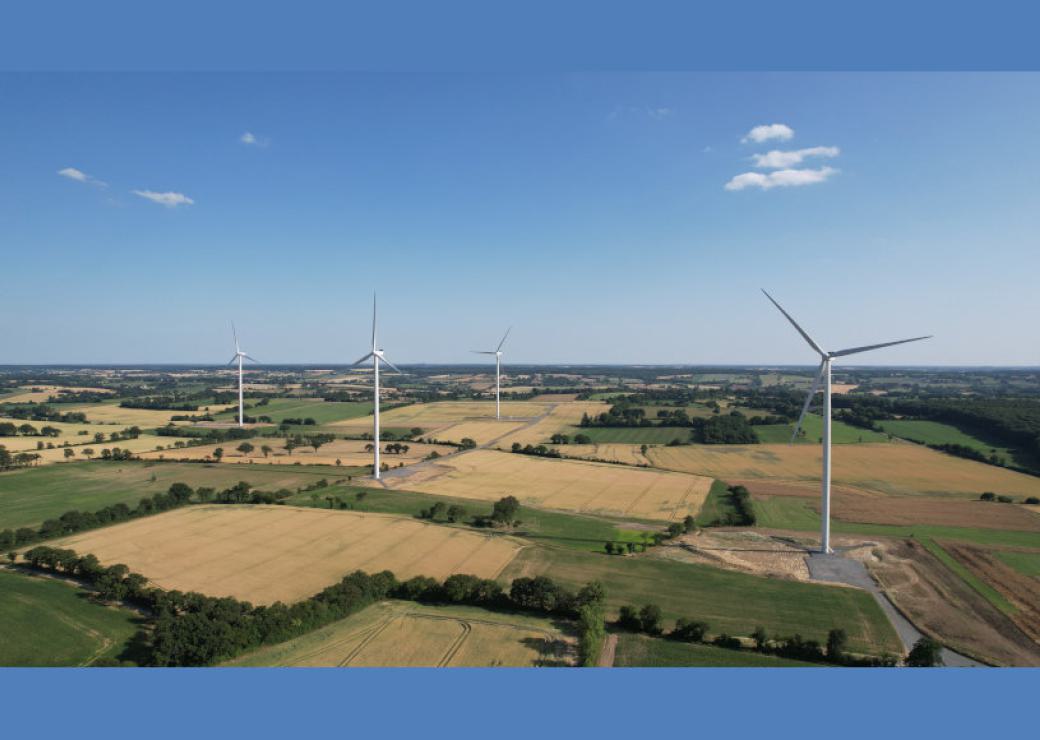Quatre éoliennes implantées dans des champs