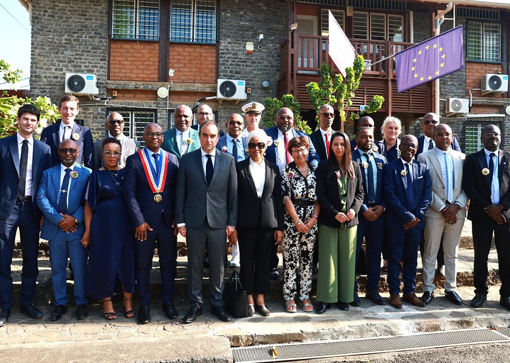 Sébastien  Lecornu entouré des maires et présidents d'intercommunalités de Mayotte le 27 août 
