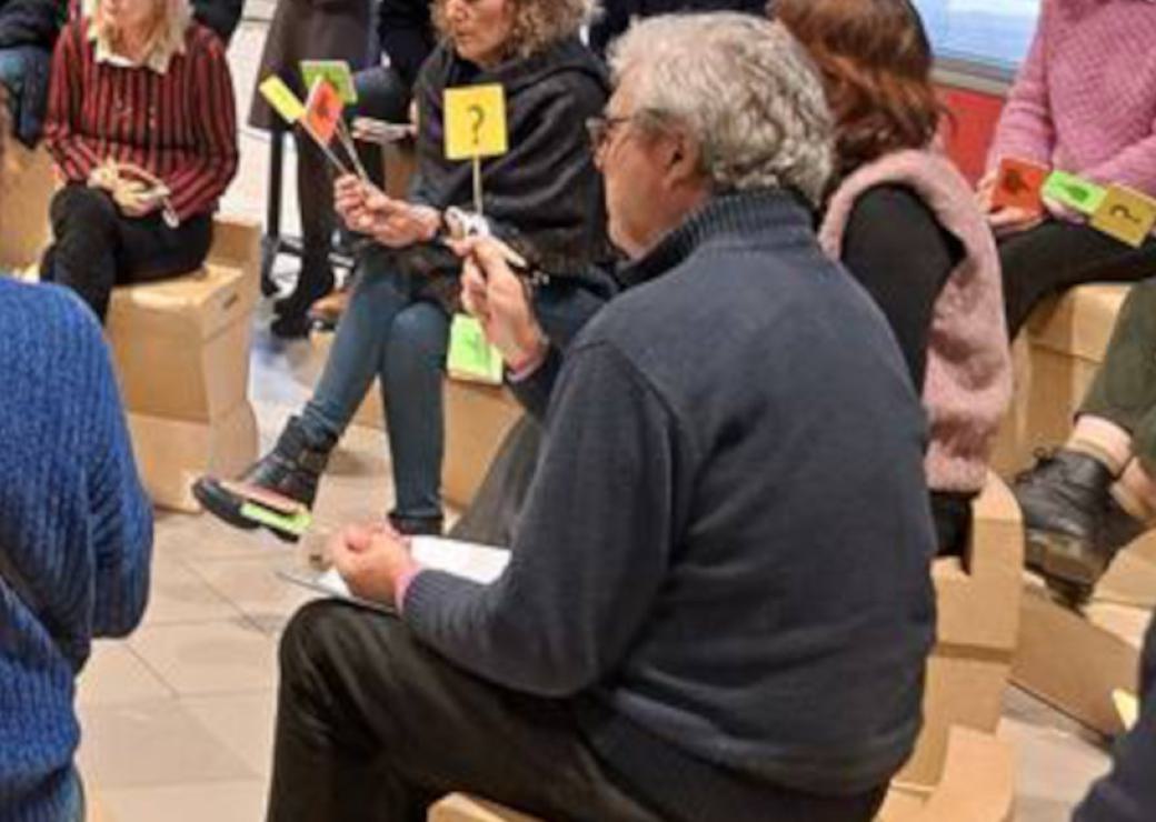 Une personne tient une petite pancarte de couleur