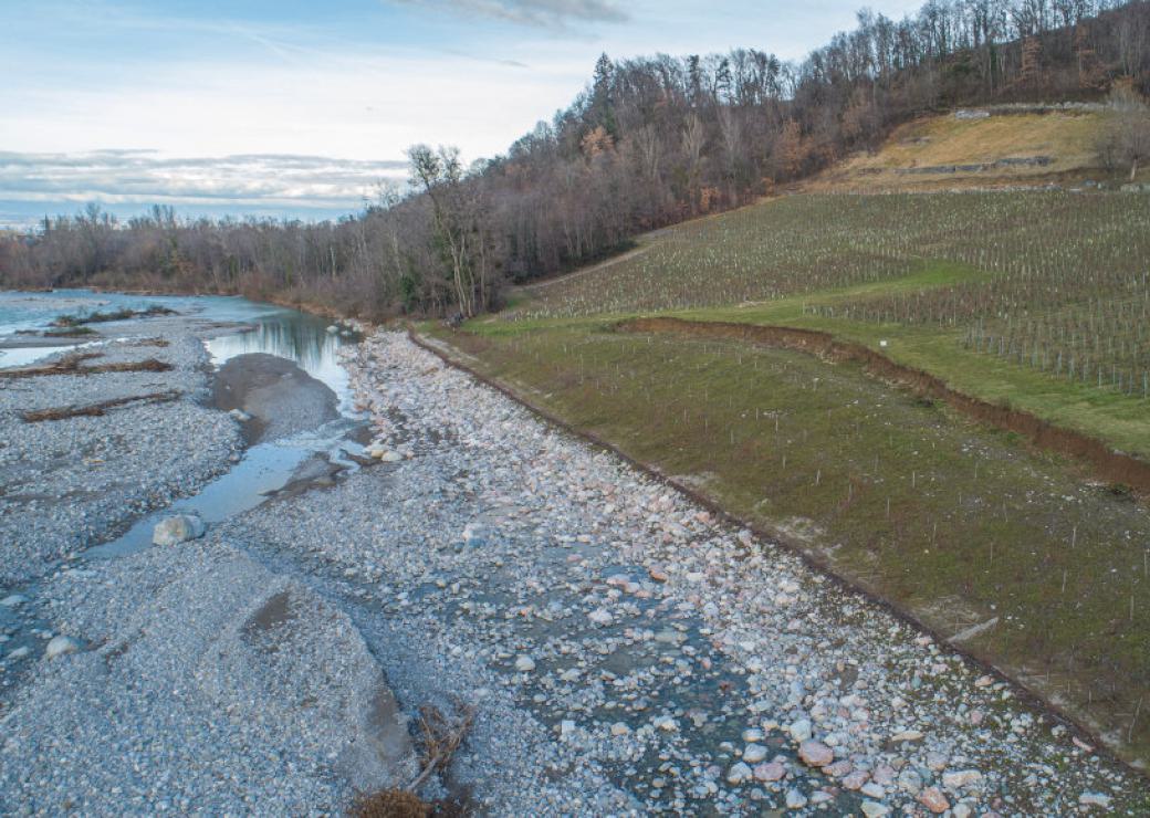 La berge d'une rivière au lit de cailloux clairs 