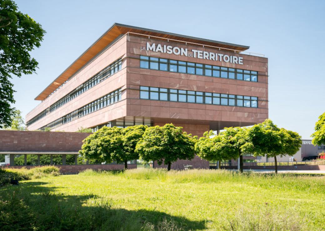 Un batiment carré sur lequel on peut lire "La Maison du Territoire"