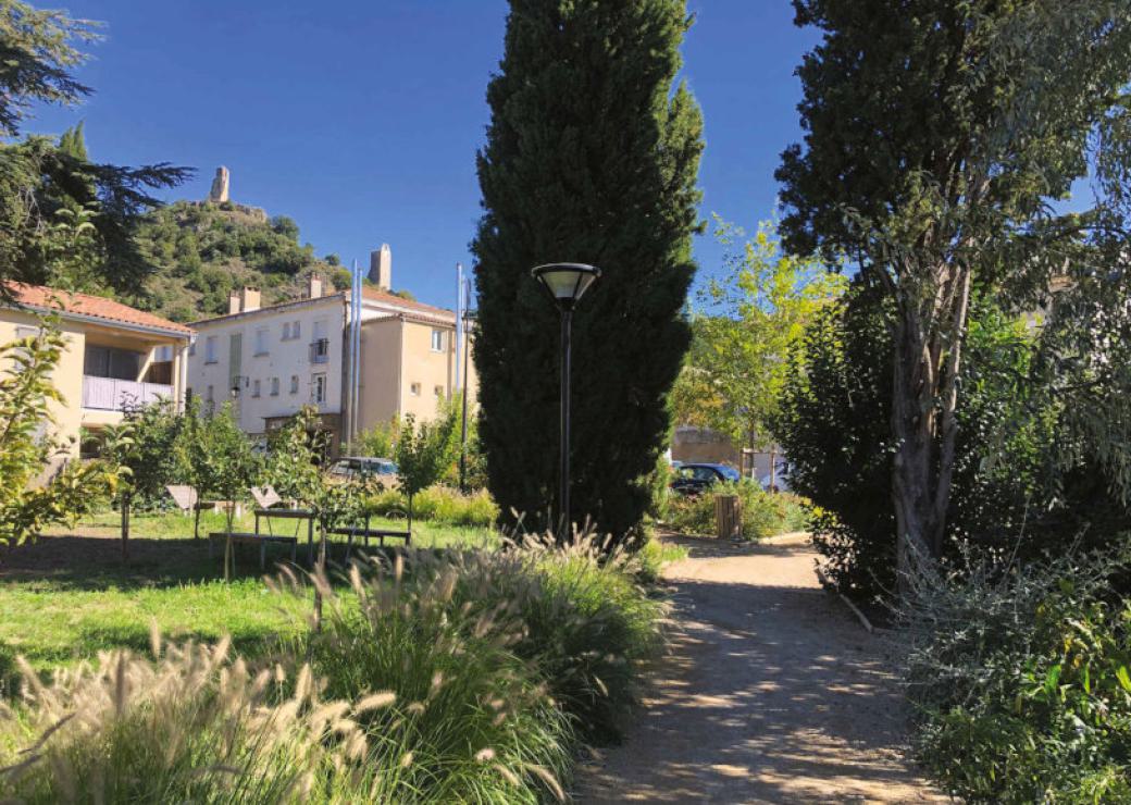 Vue sur des maisons de village, avec, au premier plan, des arbres