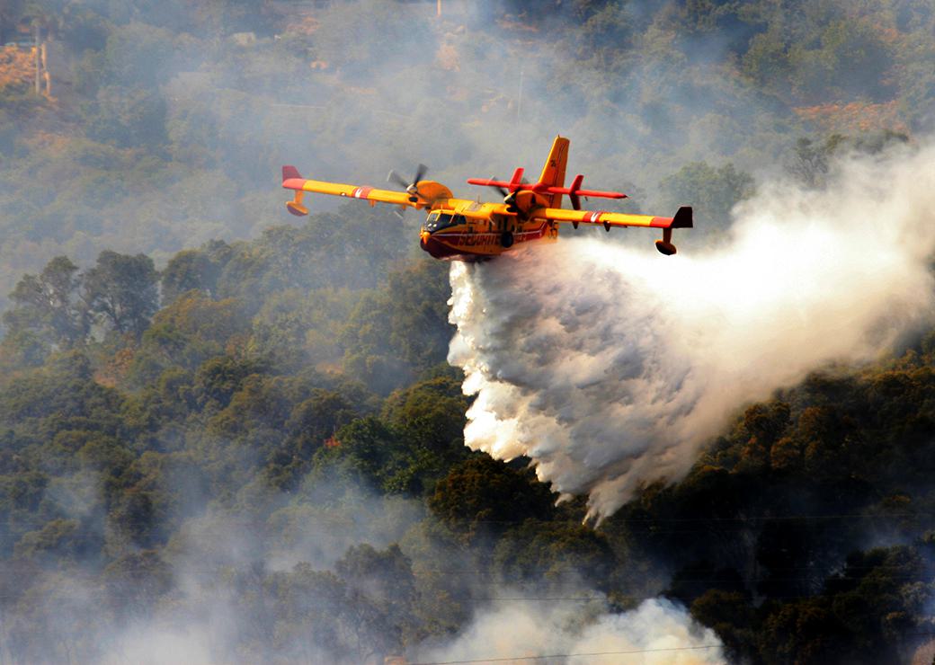 canaidair survolant un feux de foret 