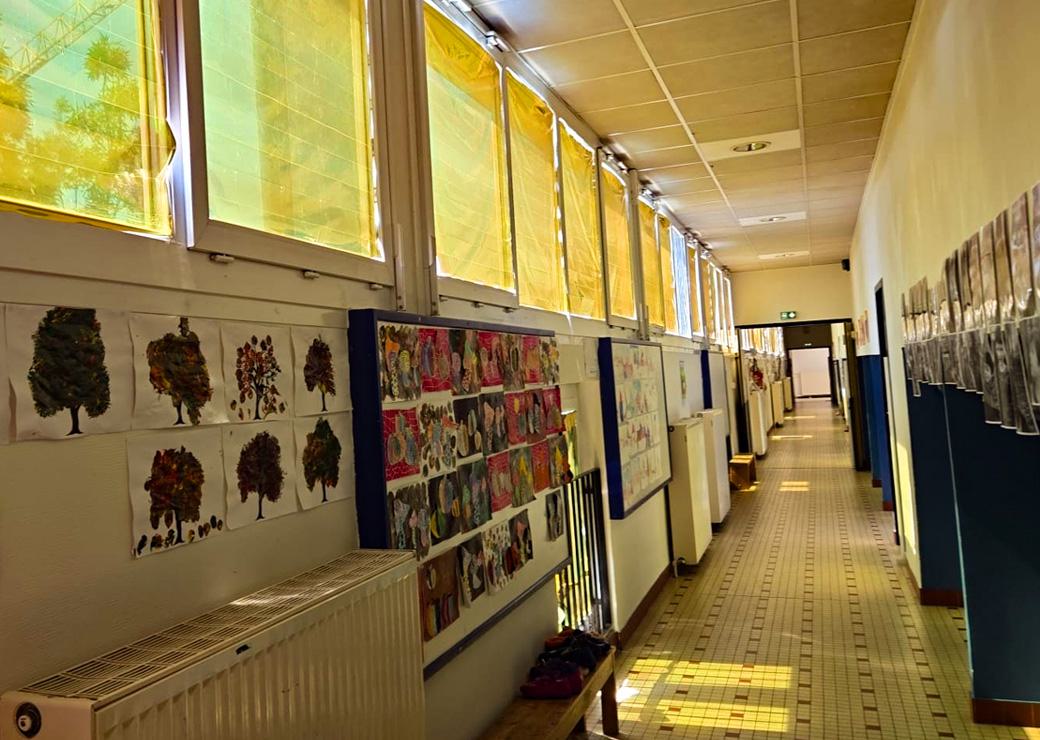 couvertures de survie sur les fentres d'une école