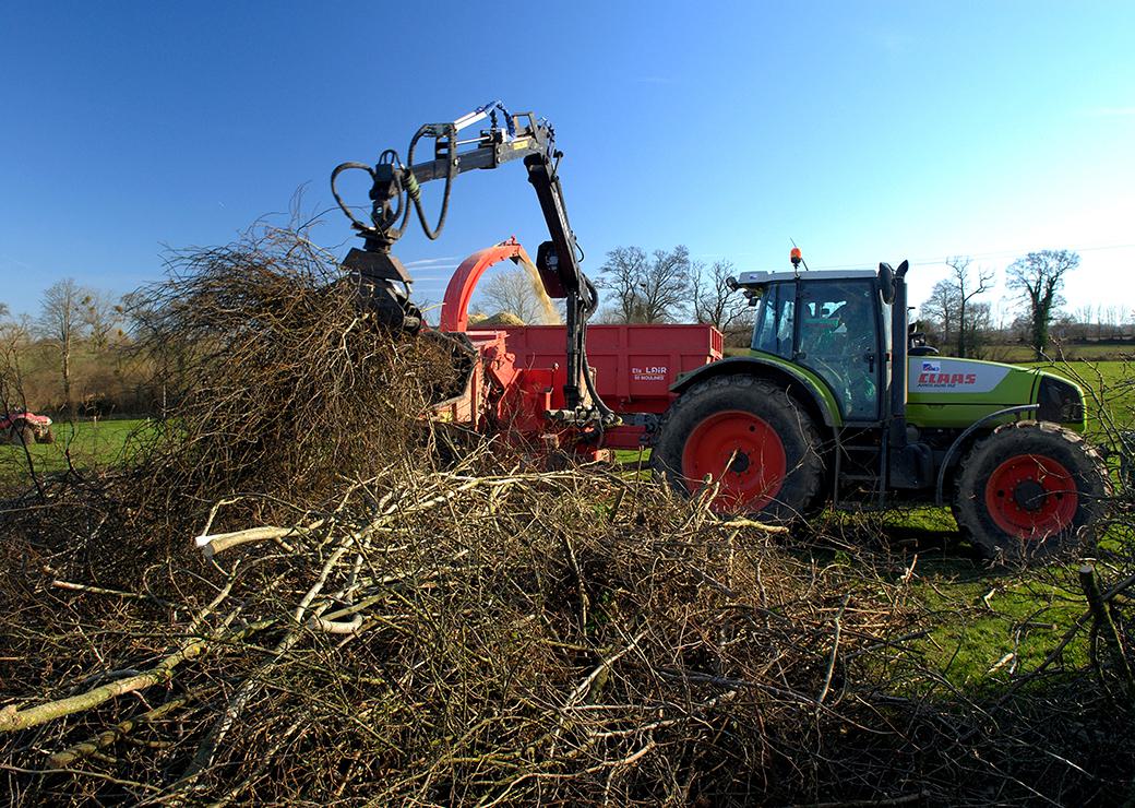 un tracteur elague des haies